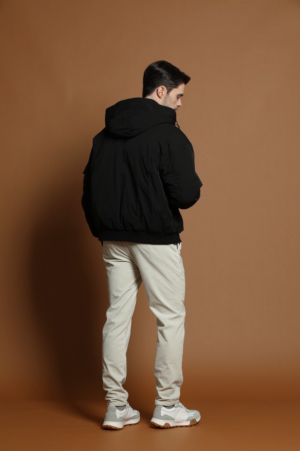 덕다운 블루종 재킷 M-QCJP64는 남성용 겨울 아우터로, 캐주얼하고 미니멀한 스타일을 연출합니다. 블랙 컬러의 무지 디자인으로 어떤 옷에도 쉽게 매치할 수 있으며, 두꺼운 두께감과 부드러운 촉감의 덕다운 충전재가 따뜻함을 선사합니다. 오버핏으로 편안한 착용감을 제공하며, 집업 방식과 긴 소매, 후드, 포켓 디테일이 실용성을 더합니다. 일상복으로 활용하기 좋은 패딩 타입의 블루종 재킷입니다.
