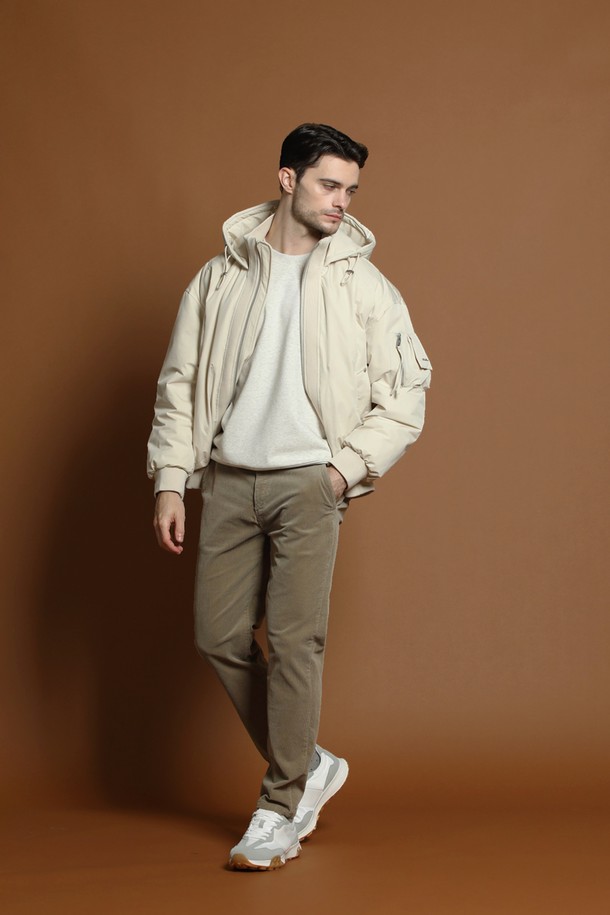 덕다운 블루종 재킷 M-QCJP64는 남성용 아우터로, 겨울철 일상에서 캐주얼하고 스포티한 스타일을 연출하기에 적합합니다. 아이보리, 화이트 두 가지 색상으로 출시되었으며, 숏 기장의 무지 디자인으로 미니멀한 매력을 더합니다. 두꺼운 두께감의 덕다운 충전재와 부드러운 촉감으로 따뜻함을 제공하며, 집업 여밈 방식과 후드, 포켓 디테일이 실용성을 높였습니다. 레귤러핏으로 제작되어 편안한 착용감을 선사하며, 긴 소매 기장으로 보온성을 더했습니다.
