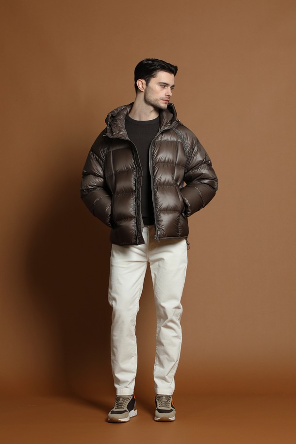 경량 덕다운 패딩 재킷 M-QCJP57은 남성용 겨울 아우터입니다. 브라운 컬러의 베이직하고 미니멀한 디자인으로, 일상복으로 활용하기 좋습니다. 얇고 가벼운 나일론 소재에 덕다운 충전재를 사용하여 보온성을 높였습니다. 레귤러핏에 집업 스타일로 편안하게 착용할 수 있으며, 긴 소매와 후드가 있어 실용적입니다. 무지 디자인으로 다양한 스타일 연출에 용이합니다.
