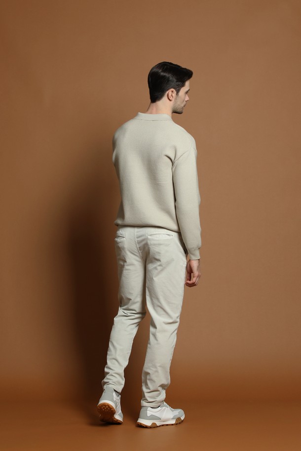 **워시드 면혼방 코듀로이 팬츠 M-RCPT50**

부드러운 워시드 면혼방 소재의 코듀로이 팬츠입니다. 가을과 겨울에 따뜻하게 착용하기 좋은 두꺼운 두께감의 긴 바지입니다. 베이직하고 캐주얼한 무드로, 레귤러 핏 디자인으로 편안한 착용감을 선사합니다. 무지 디자인으로 다양한 상의와 쉽게 매치할 수 있으며, 일상생활에서 활용하기 좋습니다. 클래식하고 미니멀한 스타일을 연출하기에도 적합합니다.
