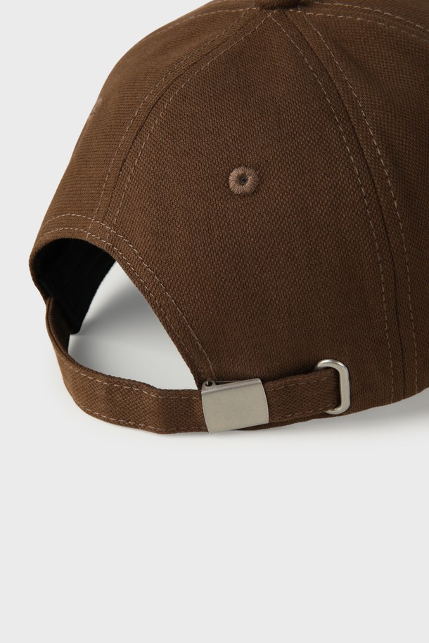 빈티지 로고 볼캡 M-QCAP01은 브라운 컬러의 면 소재 볼캡입니다. 봄, 여름, 가을 계절에 착용하기 좋으며, 일상생활과 산책룩에 잘 어울리는 캐주얼 & 미니멀 스타일의 제품입니다. 모자 깊이는 일반적이며, 부드러운 촉감과 일반 챙 넓이로 편안한 착용감을 선사합니다. 로고 프린팅이 빈티지한 느낌을 더해 포인트를 줍니다.
