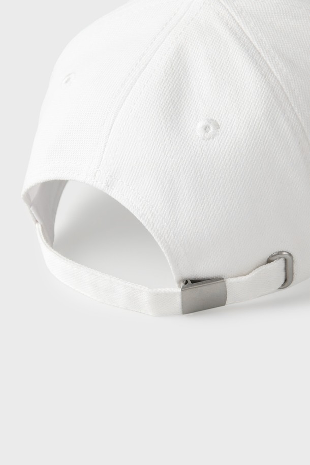 빈티지 로고 볼캡 M-QCAP01은 남녀 공용으로 착용 가능한 볼캡입니다. 봄, 여름, 가을 계절에 어울리는 면 소재의 부드러운 촉감과 일반적인 깊이 및 챙 넓이를 가지고 있습니다. 캐주얼, 미니멀, 클래식 스타일의 의상에 잘 어울리며, 여행룩이나 산책룩에 포인트를 줄 수 있습니다. 화이트 컬러에 빈티지한 로고 디자인이 특징입니다. 데일리룩에 편안함과 스타일을 더해보세요.
