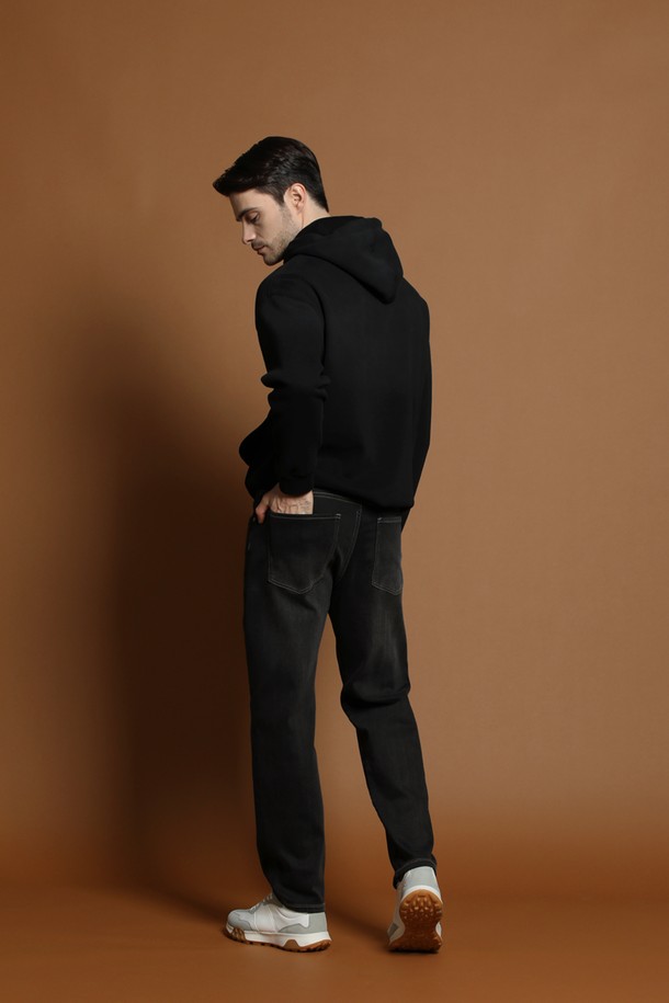 남성용 기모 그라데이션 후드 티셔츠 M-QTEE58입니다. 부드러운 기모 소재로 제작되어 가을, 겨울철 따뜻하게 착용할 수 있습니다. 캐주얼, 스트릿 스타일 연출에 적합하며, 레귤러 핏으로 편안한 착용감을 제공합니다. 블랙과 그라데이션 컬러 조합이 돋보이며, 후드 스트링으로 스타일을 더했습니다. 긴 소매 기장의 두꺼운 두께감으로 보온성을 높였습니다.
