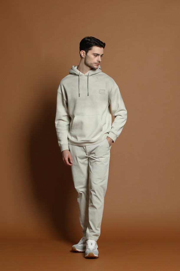 따뜻하고 포근한 남성용 기모 그라데이션 후드 티셔츠 M-QTEE58입니다. 부드러운 기모 안감으로 가을과 겨울철, 쌀쌀한 날씨에도 쾌적하게 착용 가능합니다. 베이직하고 캐주얼한 스타일로, 일상복으로 활용하기 좋습니다. 레귤러핏에 긴 소매, 후드 디자인으로 편안함을 더했습니다. 무지 패턴의 베이지 컬러가 어떤 스타일에도 잘 어울리며, 포켓 디테일로 실용성을 높였습니다.
