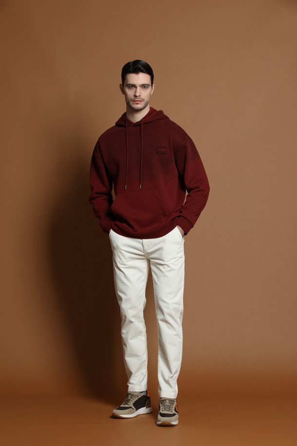 **기모 그라데이션 후드 티셔츠 M-QTEE58**

부드러운 기모 안감으로 포근함을 더한 남성용 후드 티셔츠입니다. 가을, 겨울 시즌에 어울리는 두꺼운 두께감으로 따뜻하게 착용할 수 있습니다. 베이직하고 캐주얼한 스타일로 일상복으로 활용하기 좋으며, 레귤러핏으로 편안한 착용감을 선사합니다. 와인, 버건디 컬러의 그라데이션 디자인이 돋보이며, 긴 소매와 후드 디테일로 포인트를 더했습니다. 미니멀한 스타일을 즐기는 분들께 추천합니다.
