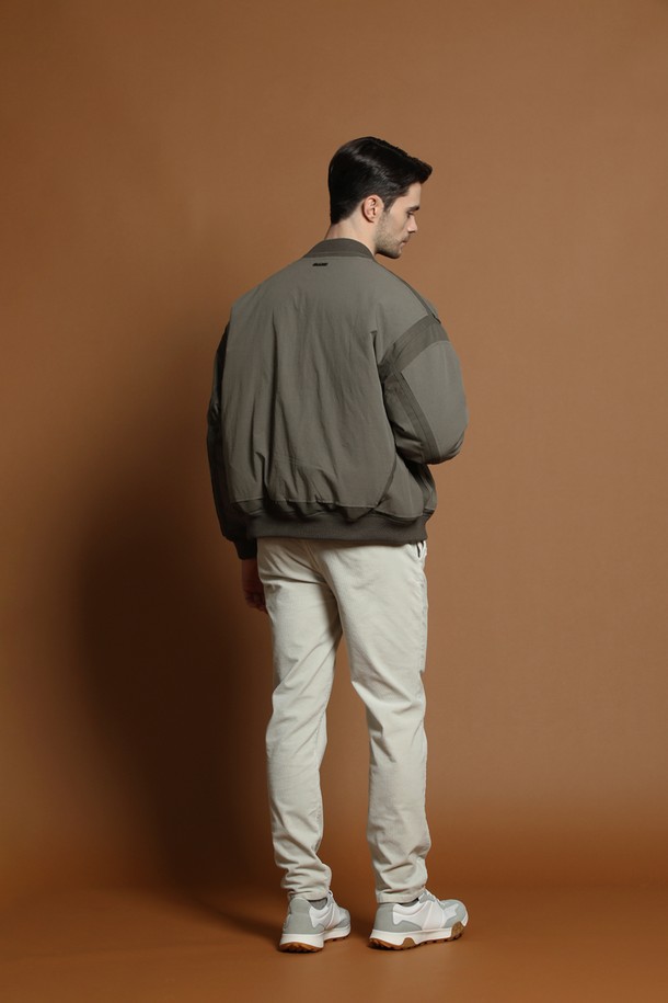 M-QCJP50 패치워크 다운 블루종 재킷은 겨울철 데일리룩과 출근룩에 활용하기 좋은 아우터입니다. 캐주얼, 클래식, 미니멀 스타일을 모두 아우르는 디자인으로, 세련된 분위기를 연출합니다. 카키브라운 컬러의 패치워크 패턴이 특징이며, 두꺼운 두께감과 가벼운 촉감으로 편안하게 착용할 수 있습니다. 덕다운 충전재(솜털 90%, 깃털 10%)와 680~700 필파워로 보온성을 높였으며, 베이스볼 카라와 시보리 마감으로 활동성을 더했습니다. 긴 소매, 집업 여밈 방식, 레귤러핏 디자인으로 제작되었습니다.
