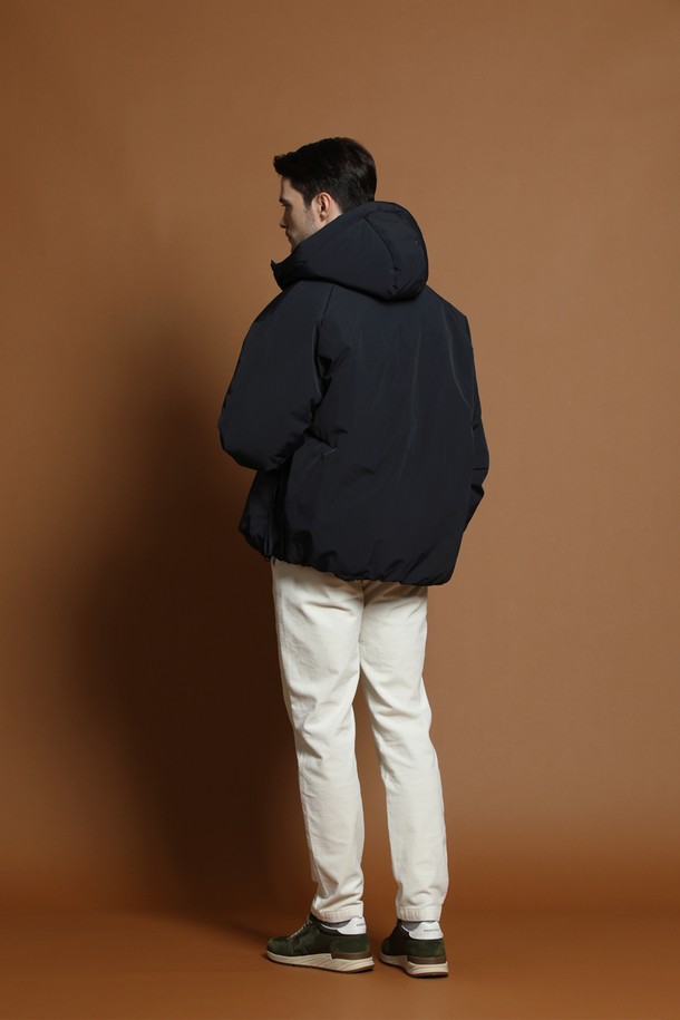 덕다운 후드 패딩 재킷 M-QCJP51은 남성용 겨울 아우터입니다. 블랙 컬러의 무지 디자인으로, 캐주얼 및 스포티 스타일을 연출하기 좋습니다. 두꺼운 두께감과 부드러운 촉감의 덕다운 소재로 제작되어 보온성과 방풍 기능을 제공합니다. 오버핏 숏패딩으로, 출근룩이나 여행룩에 편안하게 착용할 수 있으며, 긴 소매와 집업 여밈 방식의 디자인입니다. 후드 디테일이 더해져 활동적인 느낌을 더합니다.
