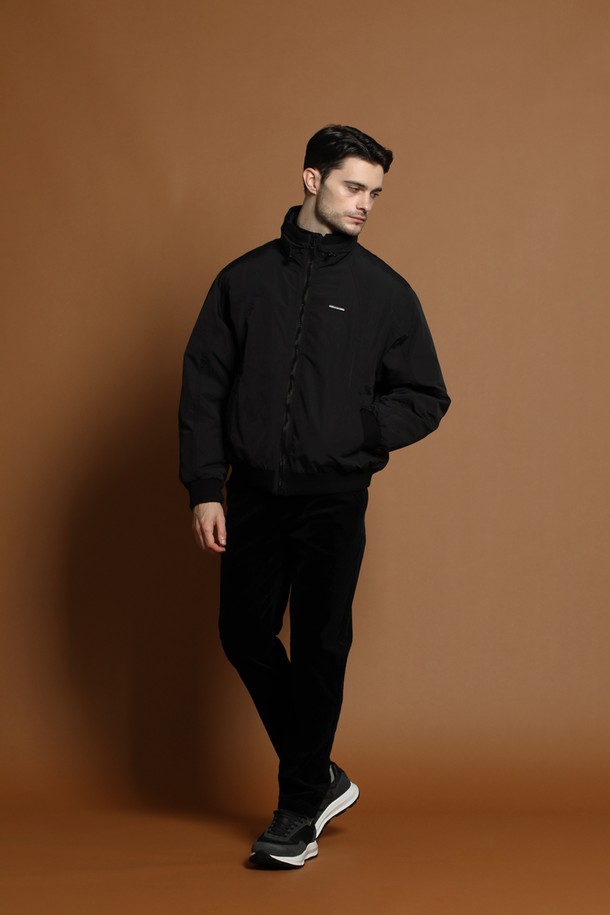 남성용 하이넥 다운 블루종 재킷 M-QCJP53입니다. 블랙 컬러의 무지 디자인으로, 캐주얼 및 스포티 스타일을 연출하기 좋습니다. 두꺼운 두께감과 부드러운 촉감의 나일론 소재로 제작되어 겨울철 보온과 방풍 기능을 제공합니다. 오버핏 디자인에 집업 여밈 방식으로 편안하게 착용 가능하며, 긴 소매 기장과 하이넥 스타일이 특징입니다. 안감은 패딩 처리되어 따뜻함을 더합니다.
