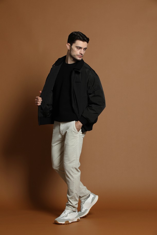 덕다운 더블 카라 블루종 재킷 M-QCJP54는 남성용 겨울 아우터입니다. 블랙 컬러의 무지 디자인으로 캐주얼, 스포티, 미니멀 스타일을 연출하기 좋습니다. 두꺼운 두께감과 부드러운 촉감의 덕다운 소재로 제작되어 보온성을 높였습니다. 넉넉한 오버핏에 집업 방식, 더블 카라 디자인으로 포인트를 주었습니다. 긴 소매 기장의 블루종 재킷으로 일상에서 편안하게 착용할 수 있습니다.
