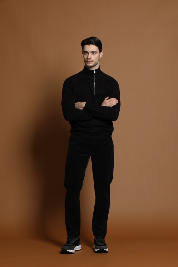 소프트 사이드 반집업 니트 M-QNIT61은 남성용 상의입니다. 부드러운 촉감의 니트 소재로 제작되었으며, 가을과 겨울에 따뜻하게 착용할 수 있습니다. 베이직하고 미니멀한 스타일로, 레귤러 핏과 긴 소매 기장을 갖추었습니다. 블랙 색상의 무지 디자인에 반집업 디테일이 더해져 세련된 느낌을 줍니다. 두꺼운 두께감으로 보온성을 높였으며, 일상생활에서 편안하게 활용하기 좋습니다.
