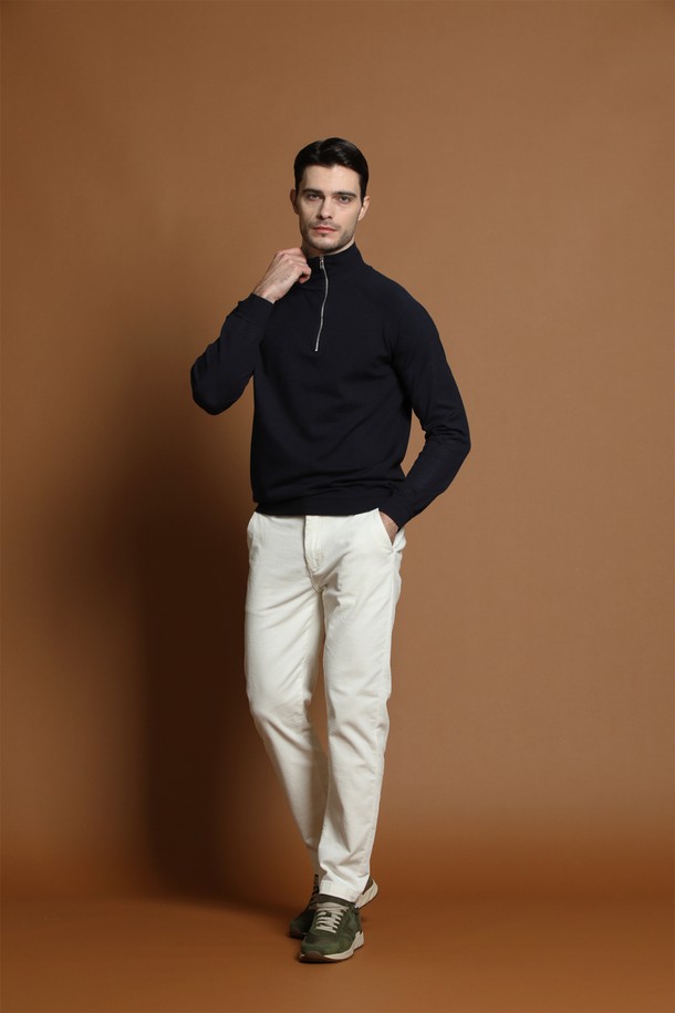 소프트 사이드 반집업 니트 M-QNIT61은 가을, 겨울 시즌에 어울리는 남성용 니트입니다. 베이직하고 미니멀한 스타일로, 일상복으로 활용하기 좋습니다. 부드러운 촉감의 니트 소재로 제작되었으며, 두꺼운 두께감으로 따뜻하게 착용할 수 있습니다. 레귤러 핏에 긴 소매, 반집업 네크라인 디자인으로 세련된 느낌을 더했습니다. 블랙 컬러에 무지 패턴으로 어떤 옷에도 쉽게 매치할 수 있습니다.
