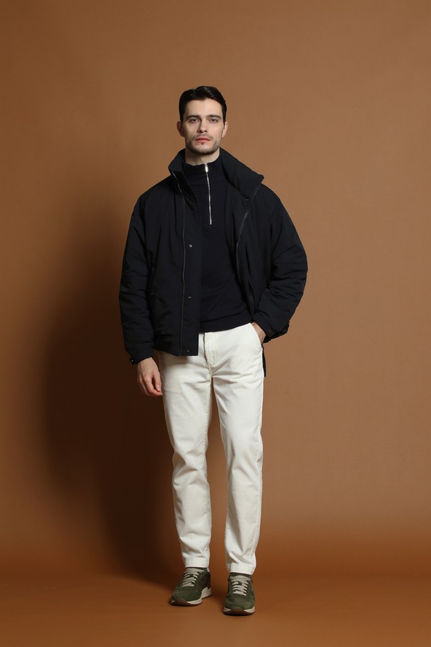 블랙 컬러의 덕다운 충전재를 사용한 남성용 블루종 재킷입니다. 일상 및 출근룩에 적합하며, 캐주얼하고 미니멀한 스타일을 연출합니다. 넉넉한 오버핏으로 편안한 착용감을 선사하며, 사이드 지퍼 디테일이 특징입니다. 긴 소매 기장과 두꺼운 두께감으로 겨울철에도 따뜻하게 입을 수 있습니다. 부드러운 촉감의 무지 디자인으로 다양한 룩에 활용하기 좋습니다.
