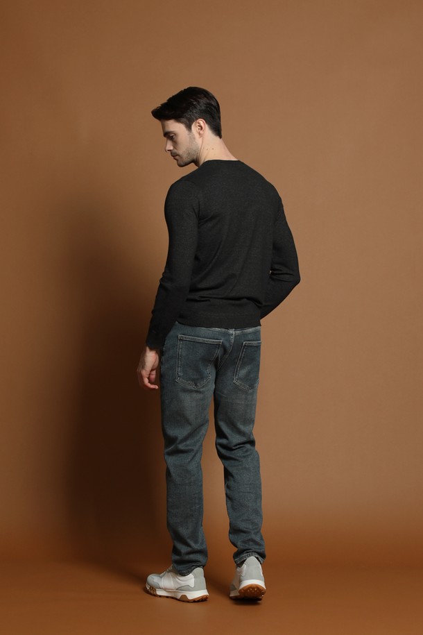 슬림핏 소프트 포켓 니트 M-QNIT62는 가을, 겨울 시즌에 어울리는 남성용 라운드넥 긴소매 니트입니다. 얇은 두께감과 부드러운 촉감의 니트 소재로 제작되어 편안한 착용감을 선사합니다. 베이직하고 미니멀한 스타일로, 무지 디자인에 포켓 디테일을 더해 실용성을 높였습니다. 출근룩 또는 비즈니스 캐주얼에 활용하기 좋으며, 미니멀, 클래식, 캐주얼 등 다양한 스타일을 연출할 수 있습니다. 슬림핏으로 제작되어 깔끔한 핏을 제공합니다.
