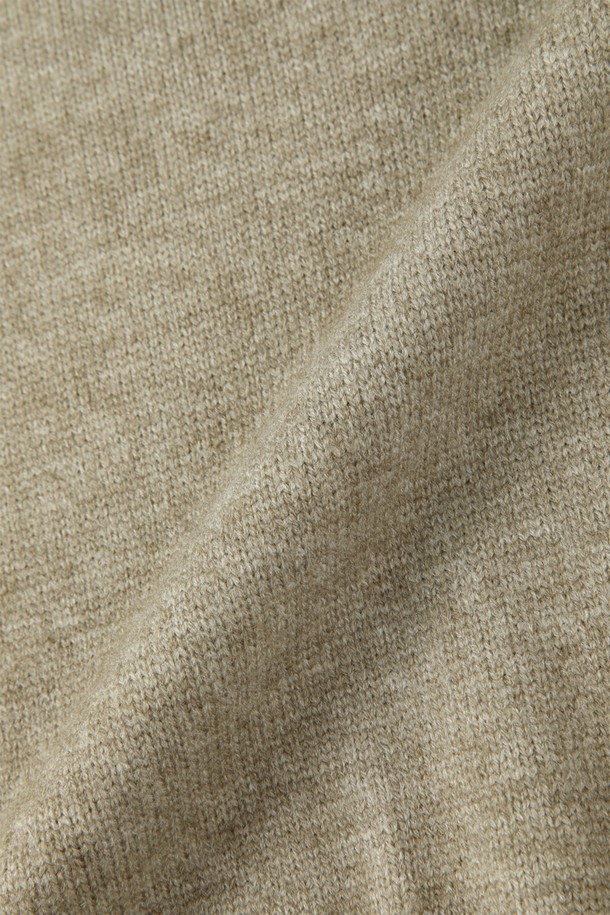 멜란지 오픈형 카라 베스트 M-QNIT63은 부드러운 촉감의 니트 소재로 제작된 여성 베스트입니다. 얇은 두께감과 민소매 디자인으로 봄, 가을 간절기에 활용하기 좋으며, 오픈형 카라 디테일이 세련된 느낌을 더합니다. 레귤러핏으로 편안하게 착용 가능하며, 베이직하고 미니멀한 스타일로 다양한 룩에 매치하기 용이합니다. 데이트룩, 모임룩 등 TPO에 맞춰 미니멀, 클래식, 캐주얼 스타일을 연출해보세요. 멜란지 그레이 컬러에 골지 디테일이 더해져 은은한 포인트를 줍니다.
