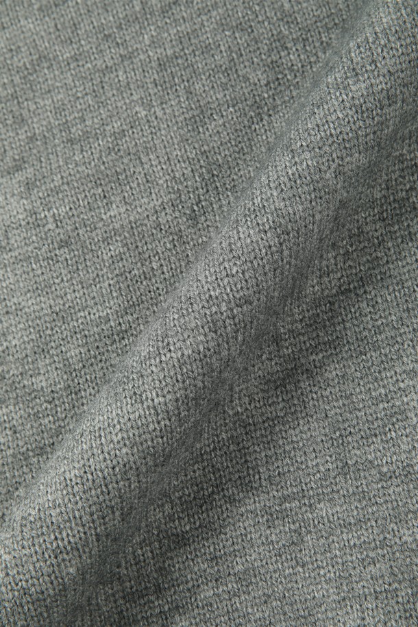 멜란지 오픈형 카라 베스트 M-QNIT63은 여성용 베스트로, 봄, 가을에 착용하기 좋은 크롭 기장의 니트입니다. 부드러운 촉감의 멜란지 소재로 제작되었으며, 미니멀하고 베이직한 스타일을 연출합니다. 오픈형 카라 디자인과 민소매 형태로, 다양한 룩에 레이어드하여 활용하기 좋습니다. 레귤러핏으로 편안하게 착용 가능하며, 일상에서 캐주얼하게 즐기기 좋은 아이템입니다. 그레이 컬러로 어떤 옷에도 쉽게 매치할 수 있습니다.
