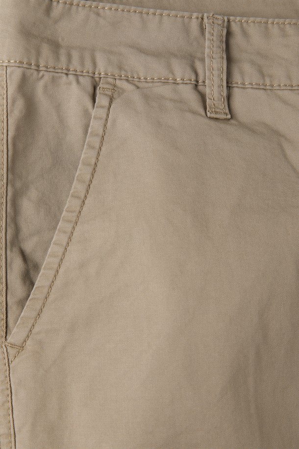 남성용 레귤러슬림핏 코튼 팬츠 M-QCPT08입니다. 베이직하고 캐주얼한 스타일로, 데이트룩, 출근룩 등 다양한 TPO에 활용하기 좋습니다. 면, 폴리아미드, 스판 혼방의 가볍고 단단한 촉감으로, 여름, 간절기, 겨울까지 폭넓게 착용 가능합니다. 레귤러핏과 슬림핏의 장점을 살린 레귤러슬림핏으로, 이태리 자수 디테일과 앞뒤 포켓 구성, 뒷주머니 봉제 제거 가능, 신축성 좋은 소재로 편안함까지 더했습니다. 화이트, 그레이, 베이지 세 가지 컬러로 출시되어, 미니멀, 클래식한 스타일을 연출할 수 있습니다.
