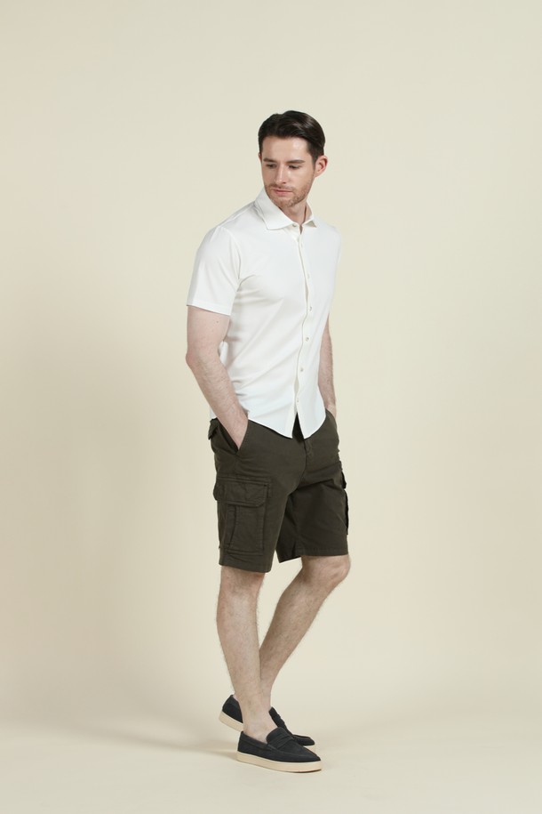 아이보리 컬러의 남성용 반소매 저지 셔츠 D-QCSH04입니다. 면, 레이온, 스판 혼방 소재로 제작되어 부드러운 촉감을 선사하며, 레귤러핏과 슬림핏으로 다양한 스타일 연출이 가능합니다. 칼라 네크라인과 밑단 로고 자수 디테일, 단추 여밈이 특징이며, 단독 착용은 물론 아우터와 레이어드하여 캐주얼, 미니멀, 클래식 스타일을 소화하기 좋습니다. 데이트룩, 카페룩과 같은 TPO에 적합하며, 여름, 간절기, 겨울까지 활용 가능한 활용도 높은 아이템입니다.
