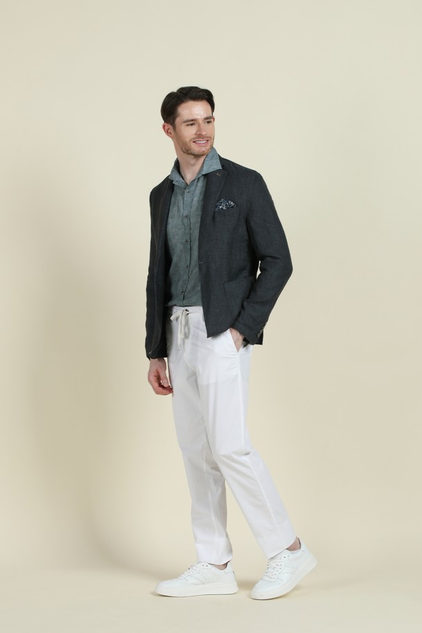 리오셀 린넨 워싱 셔츠 D-QCSH12는 남성용 상의로, 부드러운 촉감의 리오셀과 린넨 혼방 소재로 제작되었습니다. 베이직하면서도 캐주얼한 스타일로, 그레이와 블루 두 가지 색상으로 출시되었습니다. 간절기, 여름, 겨울까지 폭넓게 활용 가능하며, 슬림핏과 레귤러핏 두 가지 핏으로 만나볼 수 있습니다. 단추 여밈, 포켓 디테일, P 자수 포인트, 워싱 가공으로 빈티지한 감성을 더했으며, 데이트룩과 비즈니스 캐주얼, 캐주얼, 클래식, 미니멀 스타일을 즐겨 입는 분들께 추천합니다. 긴 소매 기장의 무지 셔츠입니다.
