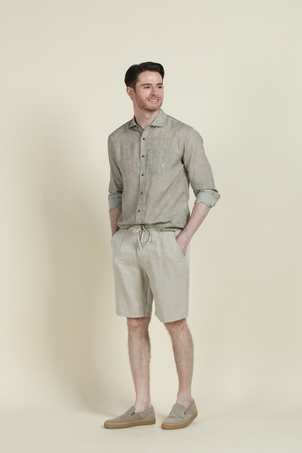 **리오셀 리넨 워싱 셔츠 D-QCSH12**

부드러운 촉감의 리오셀과 린넨 혼방 소재로 제작된 남성 셔츠입니다. 캐주얼한 스타일로 여름, 간절기, 겨울까지 폭넓게 활용 가능하며, 데이트룩과 출근룩에 모두 잘 어울립니다. 슬림핏 디자인에 워싱 처리된 독특한 패턴이 돋보이며, 그레이와 블루 두 가지 색상으로 출시되었습니다. 칼라 넥 라인에 긴 소매 기장으로 세련된 느낌을 더했으며, 단추 여밈과 포켓 디테일, P 자수 포인트가 특징입니다. 티셔츠와 레이어드하여 다양한 스타일을 연출할 수 있습니다.
