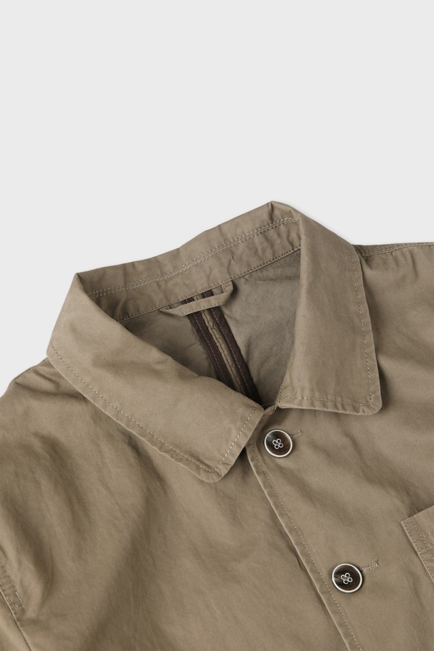 **코튼 워크 재킷 M-QCJP03**

베이지와 카키 컬러로 출시된 코튼 워크 재킷은 봄, 가을 시즌에 활용하기 좋은 남성용 아우터입니다. 레귤러 핏으로 제작되었으며, 부드러운 면 소재로 제작되어 편안한 착용감을 선사합니다. 클래식한 카라 디자인과 가슴, 측면 포켓 디테일이 돋보이며, 가벼운 무게감으로 일상에서 부담 없이 착용하기 좋습니다. 버튼 여밈 방식과 레귤러 기장으로, 데이트룩, 카페룩, 캐주얼 및 미니멀 스타일 모두 소화 가능한 활용도 높은 워크 재킷입니다.
