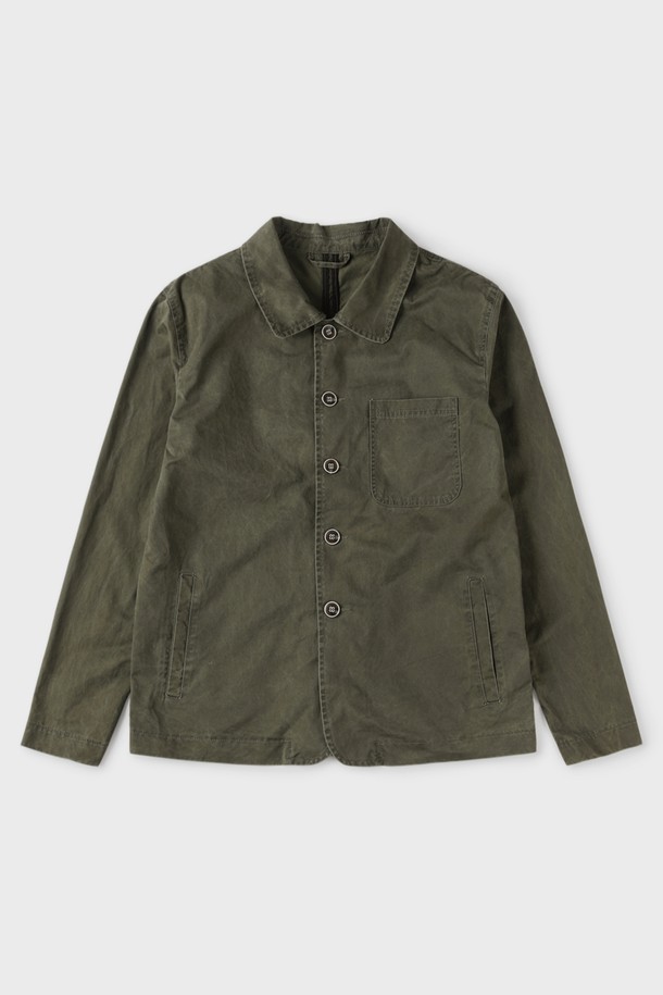 코튼 워크 재킷 M-QCJP03는 남성을 위한 클래식하고 베이직한 스타일의 워크 재킷입니다. 베이지와 카키 두 가지 색상으로 출시되었으며, 얇은 두께의 면 소재로 제작되어 부드러운 촉감을 자랑합니다. 간절기, 여름, 겨울, 다양한 계절에 걸쳐 비즈니스 캐주얼 및 겨울 데일리룩에 활용하기 좋습니다. 레귤러 핏에 긴 소매, 버튼 여밈 방식으로 디자인되었으며, 클래식 칼라와 가슴 및 사이드 포켓, 포켓 스티치 분리 가능 등의 특징을 가지고 있습니다. 미니멀하고 워크웨어 스타일을 연출하기에 적합합니다.
