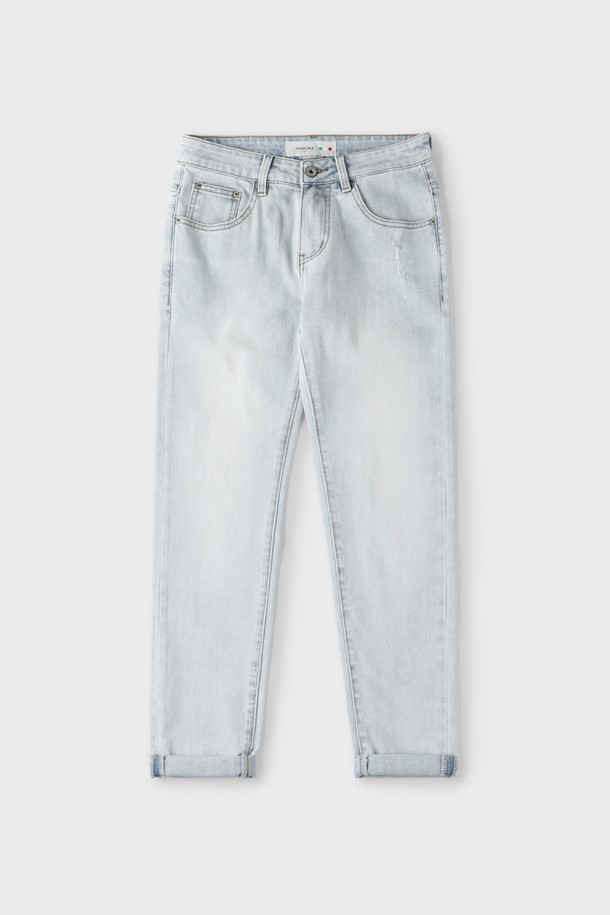 블루 라이트워시 데님 진 M-QJEAN05는 면, 폴리에스테르, 스판덱스 혼방 소재로 제작되어 부드러운 촉감과 편안한 착용감을 선사합니다. 슬림핏 또는 스트레이트 핏의 레귤러핏으로 출시되어 캐주얼하고 베이직한 스타일을 연출하며, 5포켓 디자인과 디스트레스드 디테일이 특징입니다. 데님 특유의 라이트워시 가공으로 시원한 느낌을 주어 여름, 간절기, 겨울까지 폭넓게 활용할 수 있습니다.
