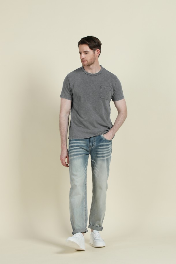 빈티지 워싱 데님 팬츠 M-QJEAN04는 남성용 데님 팬츠로, 여름, 간절기, 겨울까지 폭넓게 활용 가능합니다. 부드러운 촉감의 면, 폴리에스터, 스판덱스 혼방 소재로 제작되어 레귤러핏과 슬림핏 사이의 편안한 착용감을 제공하며, 5포켓 디자인과 그라데이션 워싱, 디스트레스드 디테일이 빈티지하고 캐주얼한 스타일을 연출합니다. 신축성 있는 원단으로 활동성을 높였으며, 중간 두께감으로 다양한 계절에 활용하기 좋습니다.
