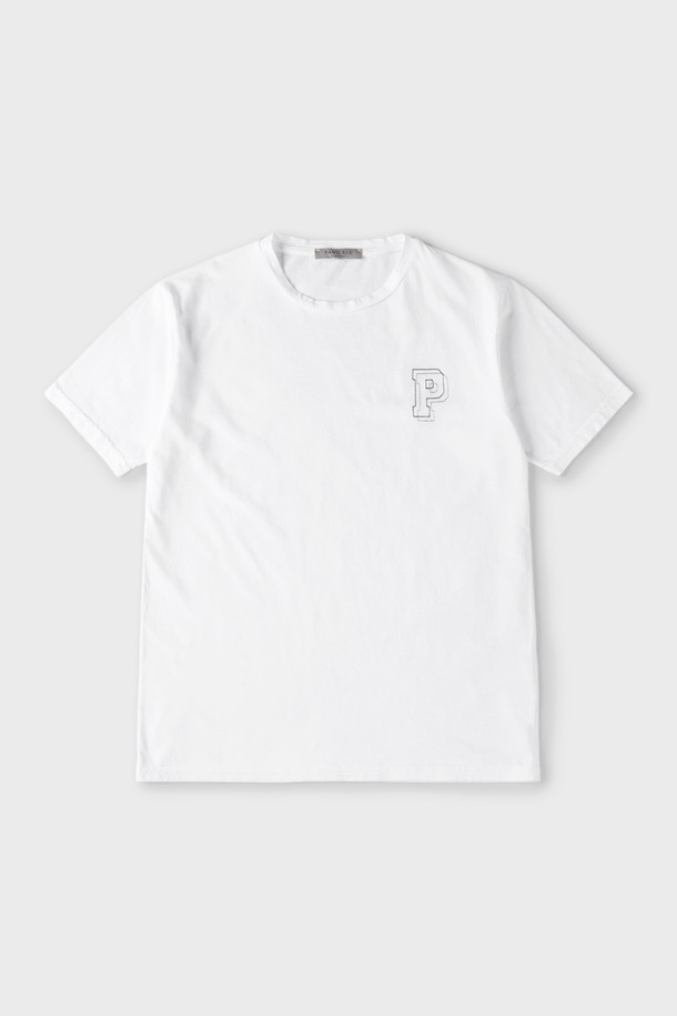 남성용 스티치 로고 반팔 티셔츠 F-QTEE01입니다. 부드러운 면 소재에 슬림핏으로 제작되어 편안한 착용감을 선사하며, 봄, 여름, 가을 간절기 시즌 데일리룩으로 활용하기 좋습니다. 가슴 부분 스티치 로고와 라운드넥 디자인으로 베이직하면서도 세련된 스타일을 연출하며, 레이어드하여 다양한 스타일링을 시도할 수 있습니다.
