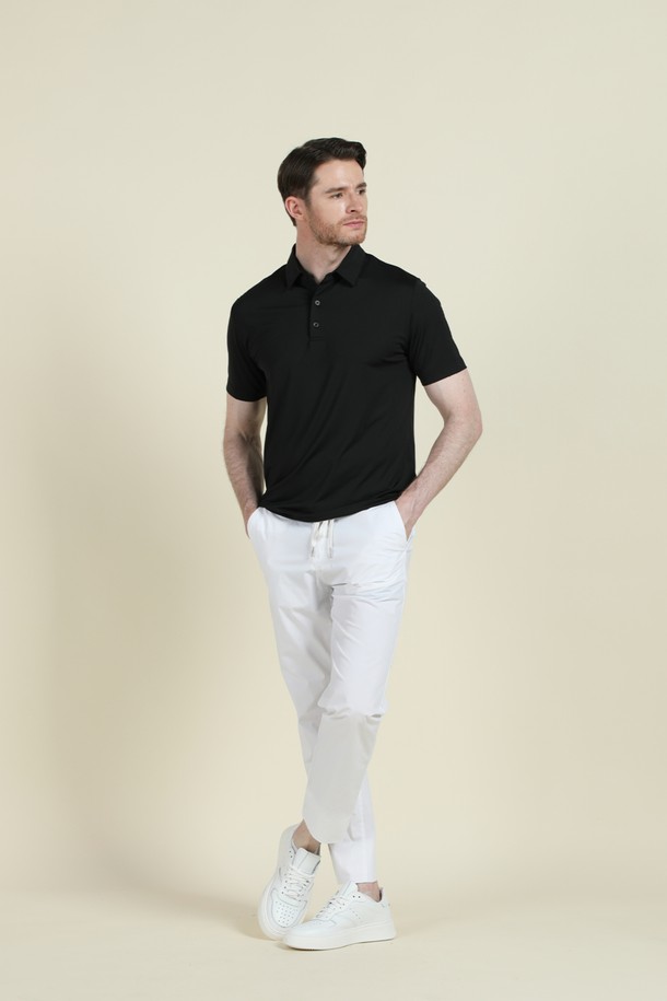 에어로쿨 스트레치 폴로 셔츠 D-QTEE16은 남성용 상의로, 일상 및 스포츠 활동에 적합한 에어로쿨 기능성 폴로 셔츠입니다. 얇고 부드러운 폴리에스터, 스판덱스 혼방 소재로 제작되어 흡습, 냉감, 통기 기능이 뛰어나 쾌적한 착용감을 제공합니다. 클로버 모양 단면 구조와 잠재수축사 가공으로 기능성을 높였으며, 슬림핏, 레귤러핏, 오버핏으로 다양한 스타일을 연출할 수 있습니다. 스포티, 미니멀, 캐주얼 스타일을 선호하는 분들께 추천하는 그레이 컬러의 반소매 무지 폴로 셔츠입니다. 로고 프린팅으로 포인트를 더했습니다.
