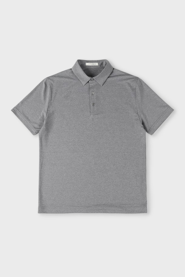 에어로쿨 스트레치 폴로 셔츠 D-QTEE16은 남성용 상의로, 일상과 스포츠 활동 모두에 적합한 폴로 셔츠입니다. 슬림핏과 레귤러핏 두 가지로 출시되어, 신체에 맞는 편안한 착용감을 제공합니다. 부드러운 촉감의 폴리에스터와 스판덱스 혼방 소재로 제작되어 흡습, 속건, 통기성, 체온 조절 기능을 갖췄습니다. 무지 디자인에 절제된 카라, 버튼 디테일, 뒷목 로고 프린팅으로 포인트를 주어 미니멀, 스포티, 클래식 스타일을 연출합니다. 출근룩과 피트니스룩에 모두 활용 가능하며, 사계절 내내 착용할 수 있는 실용적인 아이템입니다.
