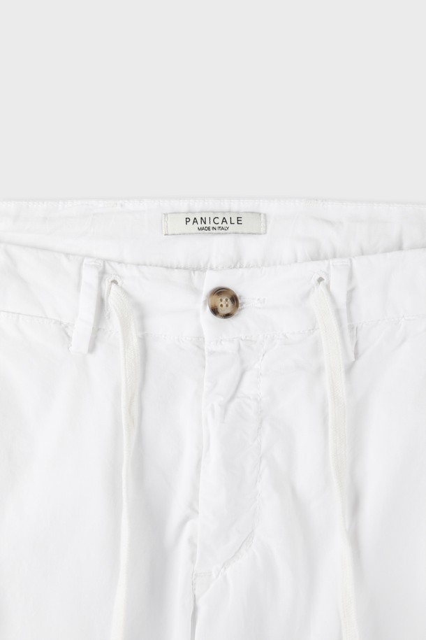 포플린 밴딩 슬림핏 치노 팬츠 F-ICPT03는 베이직하고 캐주얼한 스타일의 남녀 공용 치노 팬츠입니다. 면과 엘라스테인의 혼방으로 제작되어 부드러운 촉감과 편안한 착용감을 제공하며, 봄, 여름, 가을 시즌에 적합합니다. 슬림핏 디자인과 무지 패턴으로 어떤 상의에도 쉽게 매치할 수 있으며, 밴딩 허리와 드로우스트링으로 허리 사이즈 조절이 용이합니다. 그레이, 차콜, 베이지, 화이트, 카키 등 다양한 5가지 색상으로 출시되어 폭넓은 선택지를 제공하며, 앞뒤 포켓과 허리 안쪽 라벨 디테일로 실용성을 더했습니다. 일상생활과 캐주얼한 활동에 유용하게 활용할 수 있는 아이템입니다.
