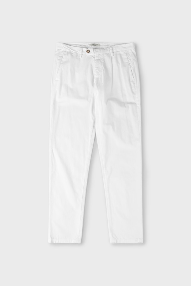 부드러운 촉감의 마이크로 텍스처가 돋보이는 남성용 슬림핏 치노 팬츠 F-QCPT10입니다. 면과 엘라스테인의 혼방으로 제작되어 봄, 여름 시즌 데일리 및 일상용으로 적합하며, 화이트와 베이지 두 가지 컬러로 제공됩니다. 슬림핏 디자인과 앞뒤 포켓 구성, 은은한 마이크로 텍스처 디테일이 모던하고 베이직한 스타일을 완성합니다.
