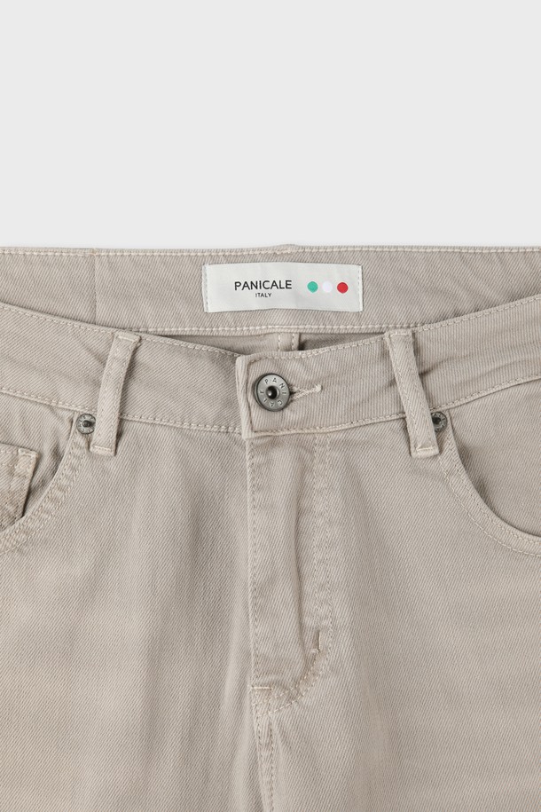 베이지 라이트워시 데님 진 M-QJEAN08은 남성용 데님 진으로, 부드러운 촉감과 유연성을 자랑합니다. 캐주얼하고 베이직한 스타일을 연출하며, 봄, 여름, 가을, 겨울 사계절 모두 착용 가능합니다. 은은한 라이트 워싱과 5포켓 디자인으로 포인트를 더했고, 레귤러 슬림핏으로 편안하면서도 세련된 핏을 선사합니다. 면, 리오셀, 폴리에스테르, 스판 혼방 소재로 제작되어 신축성이 뛰어나 활동성이 좋습니다. 데이트룩, 카페룩, 캐주얼, 미니멀, 클래식 등 다양한 스타일에 활용할 수 있습니다.
