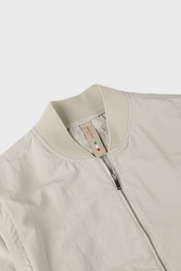 가볍고 부드러운 폴리에스터 소재의 라이트웨이트 블루종 점퍼입니다. 베이지 색상으로 어떤 옷에도 잘 어울리며, 간절기부터 겨울까지 활용 가능한 실용적인 아이템입니다. 베이직한 디자인에 베이스볼 카라, 측면 포켓, 골지 마감 디테일이 더해져 편안하면서도 스타일리시한 연출이 가능합니다.
