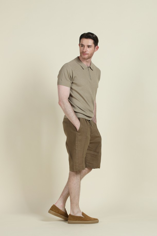 "반소매 집업 폴로 니트 M-QNIT10"은 남성용 반소매 집업 폴로 니트입니다. 베이지, 카키, 아이보리 3가지 색상으로 만나볼 수 있으며, 여름과 간절기에 착용하기 좋습니다. 슬림핏으로 제작되었으며, 부드러운 촉감의 비스코스, 폴리에스터 혼방 소재로 제작되어 편안한 착용감을 선사합니다. 골지 패턴에 클래식한 카라 디자인으로, 데이트룩, 카페룩 등 다양한 TPO에 미니멀하고 클래식한 스타일을 연출할 수 있으며, 단독 또는 아우터 속 이너 니트로 활용 가능합니다.
