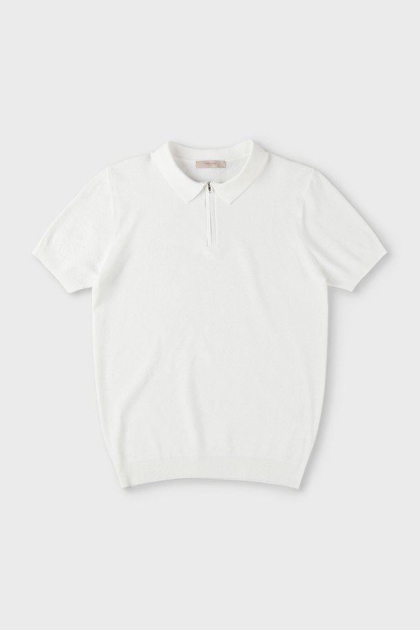 **반소매 집업 폴로 니트 M-QNIT10**

베이직하고 클래식한 스타일의 남성 반소매 집업 폴로 니트입니다. 가볍고 신축성이 좋은 비스코스, 폴리에스터 혼방 소재로 제작되어 여름과 간절기에 착용하기 좋습니다. 슬림핏으로 디자인되었으며, 부드러운 촉감과 골지 패턴이 특징입니다. 데이트룩, 비즈니스 캐주얼 등 다양한 TPO에 활용 가능하며, 단독 또는 이너 니트로도 활용할 수 있습니다. 카키, 베이지, 아이보리 세 가지 색상으로 출시되었습니다.
