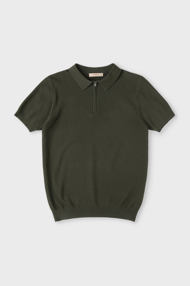 베이직한 디자인의 남성용 반소매 집업 폴로 니트입니다. 비스코스, 폴리에스터 혼방 소재로 제작되어 부드러운 촉감과 편안한 착용감을 선사합니다. 슬림핏으로 제작되었으며, 클래식한 카라 디자인과 골지 패턴이 특징입니다. 여름, 간절기에 데이트룩, 카페룩 등 다양한 TPO에 맞춰 스타일리시하게 연출할 수 있습니다. 단독 착용은 물론, 아우터 속 이너 니트로 활용하여 미니멀하고 캐주얼한 스타일을 완성할 수 있습니다. 컬러는 베이지, 카키, 아이보리 3가지로 만나보세요.
