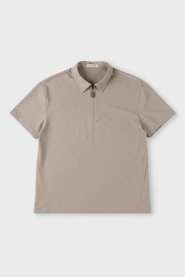 베이직하고 캐주얼한 스타일의 남성용 반집업 폴로 티셔츠 M-QTEE19입니다. 부드러운 촉감의 면, 폴리에스터, 스판 혼방 소재로 제작되어 여름과 간절기에 시원하고 편안하게 착용 가능합니다. 클래식한 카라 디자인과 뒷면 로고 프린팅이 돋보이며, 레귤러핏으로 제작되어 어떤 스타일에도 잘 어울립니다. 데이트룩, 카페룩 등 다양한 TPO에 활용할 수 있으며, 신축성이 좋아 활동성이 뛰어나고 몸에 달라붙지 않아 쾌적한 착용감을 선사합니다.
