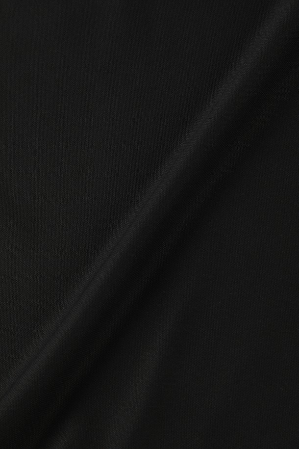 "엠-큐티이19" 반집업 폴로 티셔츠는 베이지, 블루, 화이트, 카키, 차콜 5가지 다채로운 색상으로 출시되어 있습니다. 면, 폴리에스터, 스판 혼방 소재로 제작되어 부드러운 촉감과 신축성을 자랑합니다. 클래식한 카라 디자인과 반집업 스타일로 세련된 분위기를 연출하며, 일상에서 데이트룩, 카페룩 등 다양한 TPO에 활용하기 좋습니다. 로고 프린트가 돋보이는 베이직한 디자인에 뒷면에도 로고를 넣어 포인트를 더했습니다. 레귤러핏으로 몸에 달라붙지 않아 편안하게 착용할 수 있습니다.
