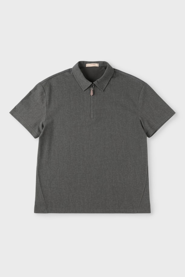 **반집업 폴로 티셔츠 M-QTEE19**

베이지, 블루, 화이트, 카키, 차콜 등 다채로운 컬러로 출시된 반집업 폴로 티셔츠입니다. 면, 폴리에스터, 스판 혼방 소재로 제작되어 부드러운 촉감과 편안한 착용감을 선사하며, 신축성 있는 소재로 활동성을 높였습니다. 레귤러핏에 반소매 디자인으로, 일상, 데이트, 동네 마실, 카페 등 다양한 TPO에 활용하기 좋습니다. 베이직하고 클래식한 스타일로, 미니멀, 캐주얼 룩을 즐겨 입는 분들께 추천합니다. 뒷면 로고 프린팅으로 포인트를 더했습니다.
