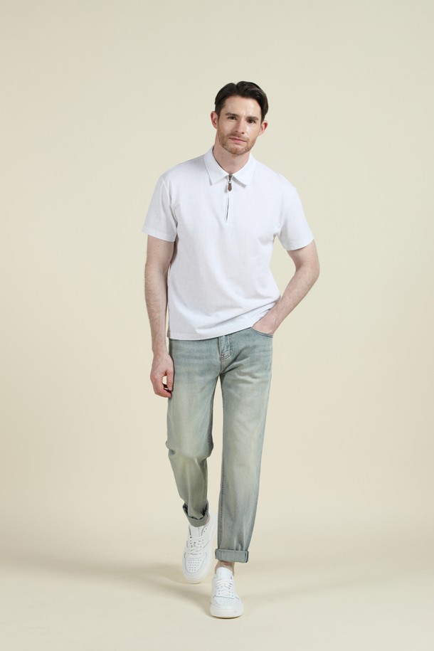 **반집업 폴로 티셔츠 M-QTEE19**는 남성용 반집업 폴로 티셔츠입니다. 베이지, 블루, 화이트, 카키 4가지 색상으로 출시되었으며, 데일리룩과 간절기, 여름철에 착용하기 좋습니다. 클래식하고 베이직한 스타일로, 레귤러 핏의 반소매 기장입니다. 면, 폴리에스터, 스판 혼방 소재로 제작되어 부드러운 촉감을 선사합니다. 클래식한 카라 디자인과 뒷면 로고 프린팅이 특징이며, 카페룩, 여행룩, 미니멀, 캐주얼 스타일을 연출하기에 적합합니다.
