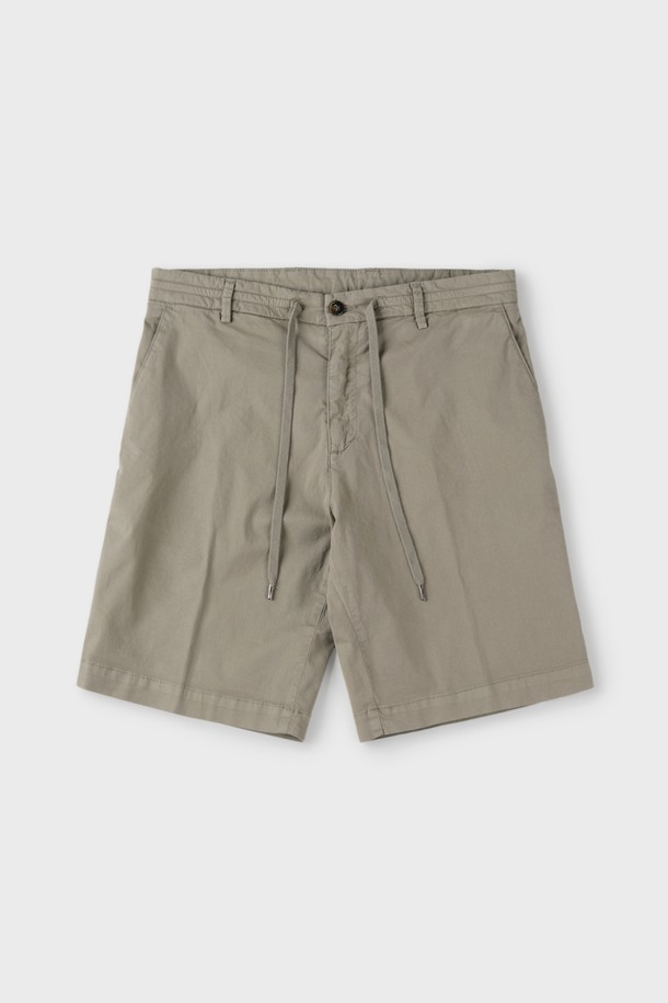 부드러운 면과 엘라스테인 혼방 소재의 남성용 드로우스트링 버뮤다 쇼츠입니다. 캐주얼한 무드의 베이직 디자인으로, 그레이와 카키브라운 두 가지 색상으로 출시되었습니다. 허리 부분 드로우스트링과 무릎 위 기장감, 앞뒤 포켓 디테일로 편안함과 실용성을 더했습니다.
