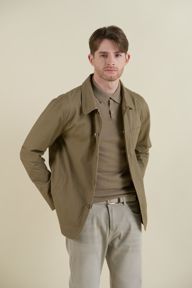 **헤링본 반소매 폴로 니트 F-QNIT01**은 부드러운 면 소재로 제작되어 편안한 착용감을 선사하며, 여름과 간절기에 활용하기 좋은 얇은 두께의 슬림핏 반소매 폴로 니트입니다. 네이비와 사비아 두 가지 색상으로 출시되었으며, 헤링본 패턴과 소매 및 밑단 시보리 & 데끼 마감 디테일이 클래식하면서도 캐주얼한 스타일을 연출합니다. 통기성이 뛰어나 단독으로 착용하거나 아우터 속 이너 니트로 활용하여 다양한 연출이 가능합니다.
