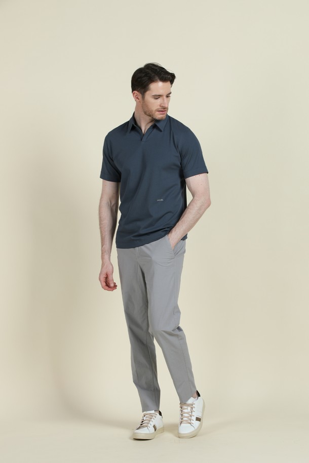 쿨에버 조니 칼라 폴로 셔츠 D-QTEE20는 여름, 간절기, 겨울까지 활용 가능한 베이직 스타일의 반소매 폴로 셔츠입니다. COOLEVER 기능성 원단을 사용하여 흡습, 속건, 통기, 경량 기능을 갖췄으며, 부드러운 촉감과 무지 디자인으로 편안한 착용감을 선사합니다. 슬림핏, 레귤러핏, 오버핏으로 다양한 핏을 선택할 수 있으며, 조니칼라 네크라인과 로고 자수 디테일이 돋보이는 제품입니다.
