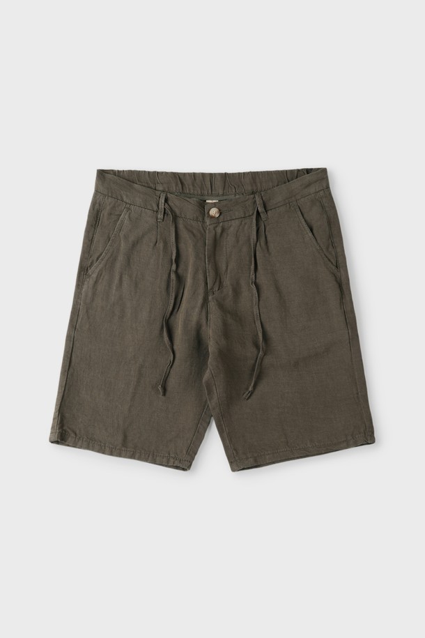 부드러운 린넨과 텐셀 혼방 소재로 제작된 남성 드로우스트링 쇼츠입니다. 카키 색상에 무지 디자인으로, 여름 및 간절기에 캐주얼하고 베이직한 스타일을 연출하기 좋습니다. 슬림핏, 레귤러핏, 릴렉스핏으로 편안함을 더했으며, 뒷면 로고 자수와 뒷주머니 봉제(제거 가능) 디테일이 특징입니다.
