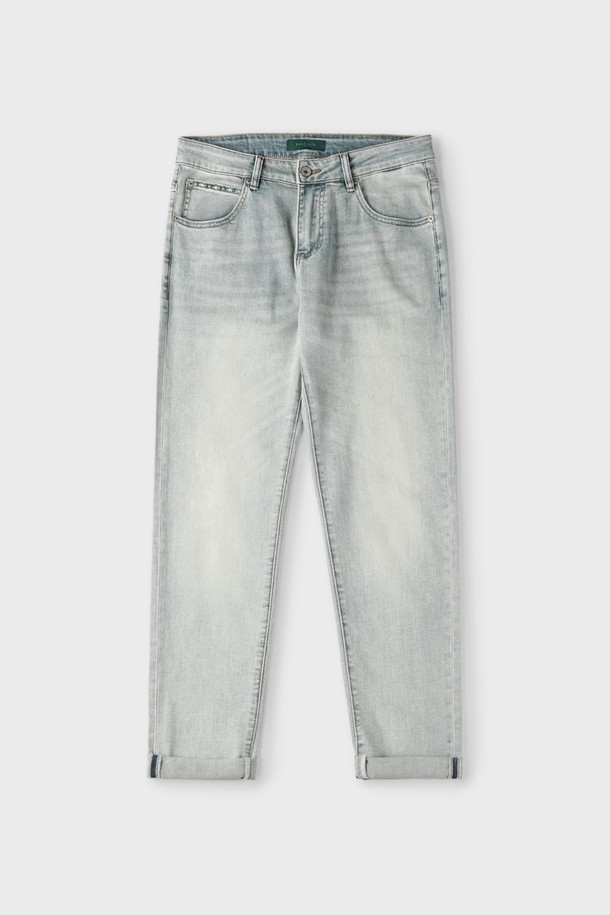 라이트블루 컬러의 남성용 데님 진으로, 캐주얼한 스타일을 연출하기에 좋습니다. 면, 폴리에스테르, 스판덱스의 혼방 소재로 제작되어 부드러운 촉감과 편안한 착용감을 제공하며, 은은한 워싱과 배색 자수 디테일이 돋보입니다. 레귤러핏과 스트레이트 핏으로 디자인되었으며, 5포켓 디자인과 간절기, 여름, 겨울 등 다양한 계절에 활용 가능한 실용적인 아이템입니다.
