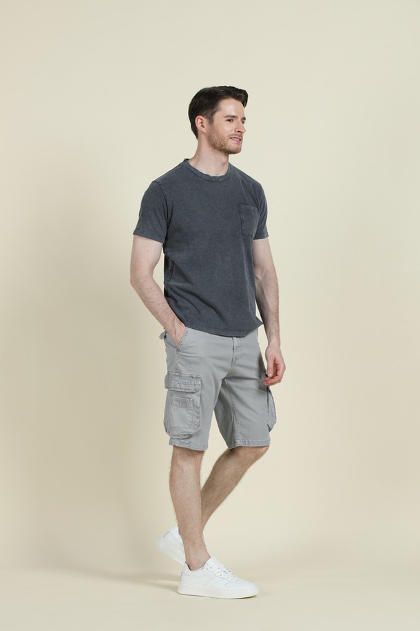 블루 가먼트 다이 코튼 포켓 데일리 티셔츠 F-HTEE63는 부드러운 촉감의 면 소재로 제작되어 편안한 착용감을 선사합니다. 빈티지한 무드를 더하는 후염 가공과 데일리룩에 활용하기 좋은 디자인, 그리고 실용적인 포켓 디테일이 특징입니다. 슬림, 레귤러, 오버핏으로 다양한 핏을 선택할 수 있으며, 블루, 카키, 차콜 세 가지 색상으로 출시되어 간절기, 여름, 겨울 등 계절에 구애받지 않고 폭넓게 활용할 수 있습니다.
