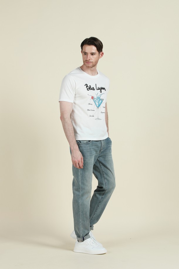 블루 라군 프린트 티셔츠 F-QTEE13은 시원한 화이트 컬러에 블루 라군 칵테일 그래픽 프린팅으로 포인트를 준 남성용 티셔츠입니다. 얇고 부드러운 면 소재로 제작되어 여름과 간절기에 쾌적하게 착용 가능하며, 슬림핏 라운드넥 디자인으로 캐주얼한 스타일을 연출합니다. 신축성이 좋아 편안한 착용감을 선사하며, 일상복으로 활용하기 좋습니다.
