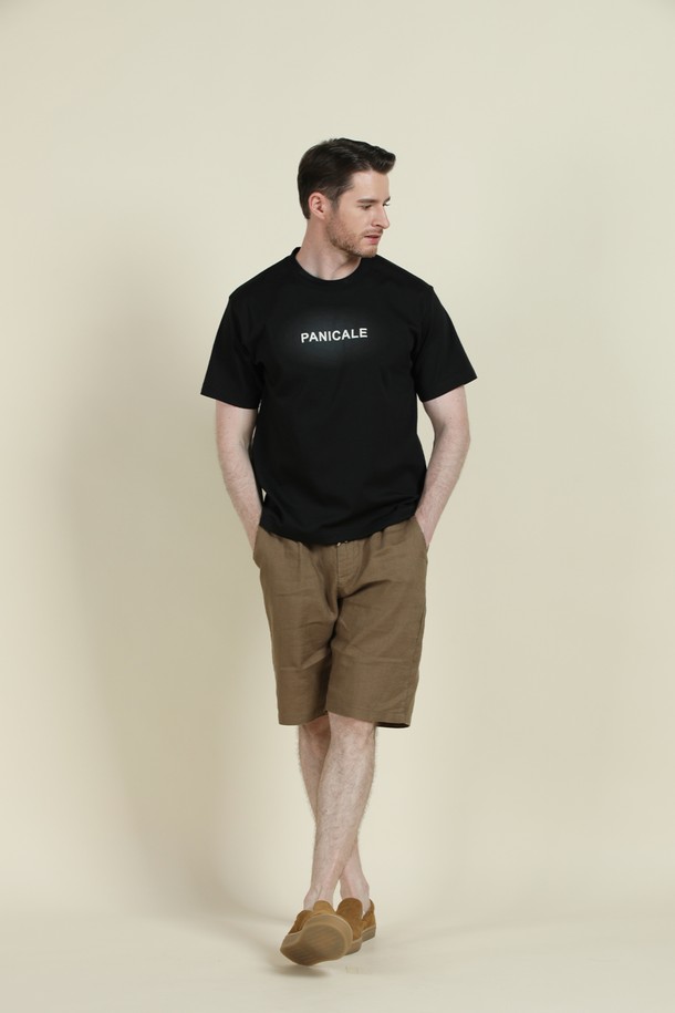 **드로우스트링 리넨 쇼츠 M-QCPT13**는 여름철 편안함과 스타일을 동시에 잡을 수 있는 남성용 반바지입니다. 블랙, 브라운, 차콜 세 가지 색상으로 출시되어 어떤 상의와도 쉽게 매치할 수 있습니다. 린넨 소재 특유의 자연스러운 촉감과 얇은 두께감으로 시원하게 착용 가능하며, 레귤러핏으로 편안한 착용감을 제공합니다. 드로우스트링과 하프 밴딩으로 허리 사이즈 조절이 용이하며, 앞뒤 포켓과 뒷주머니 봉제 제거 가능 디테일로 실용성을 더했습니다. 동네 마실룩, 휴가룩, 여행룩 등 다양한 상황에서 캐주얼하고 미니멀한 스타일을 연출해보세요.
