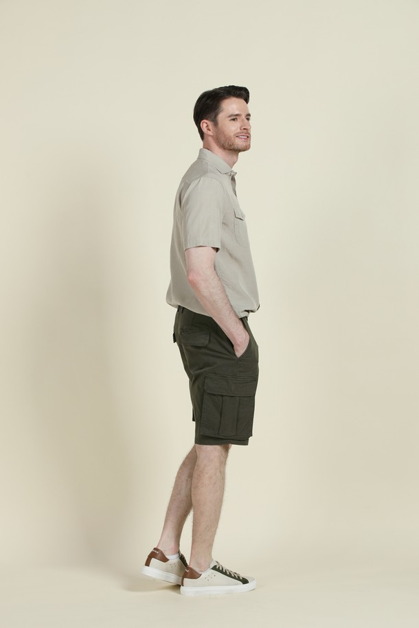 워싱 처리된 면혼방 소재의 남성용 카고 반바지입니다. 부드러운 촉감의 면 98%, 스판덱스 2% 혼방으로 편안한 착용감을 제공하며, 캐주얼한 스타일로 일상에서 활용하기 좋습니다. 레귤러핏에 무릎 위 기장으로 시원하며, 카고 포켓 디자인으로 실용성을 더했습니다.
